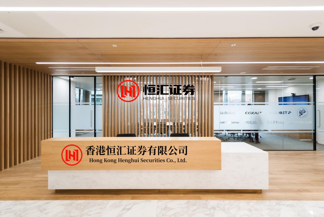 金八号配资 不是演的！这6位演员竟是“真警察”出身，最后一位霸气藏不住
